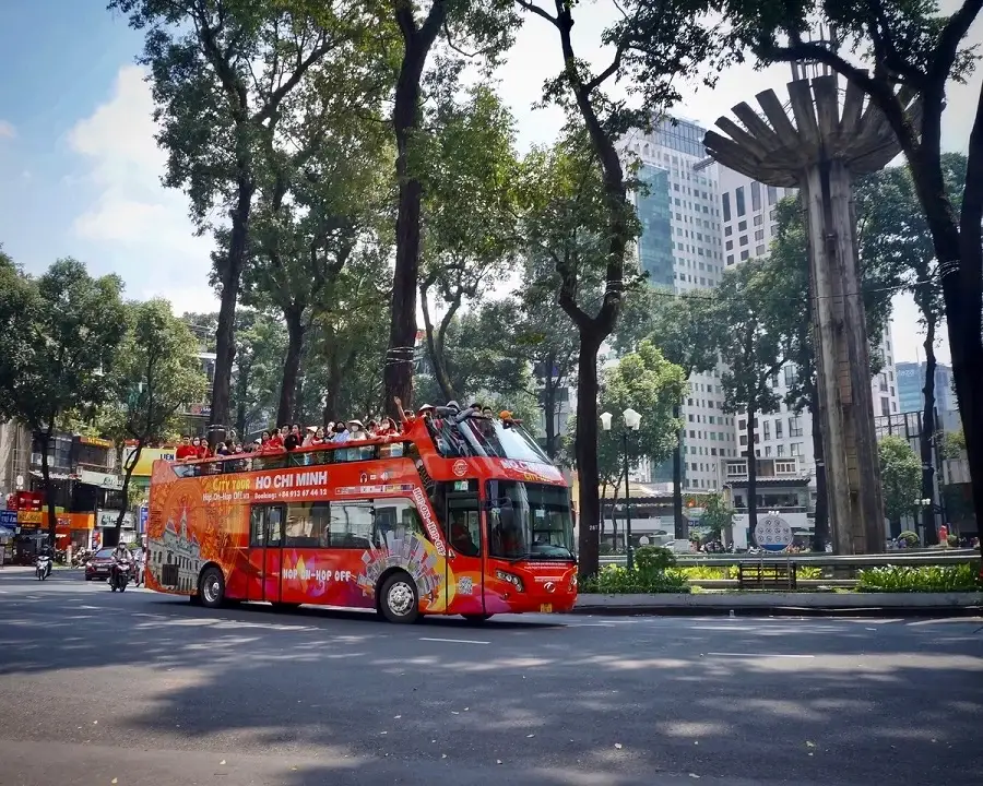 Tour xe buýt tham quan Sài Gòn theo kiểu "lên xuống tùy thích