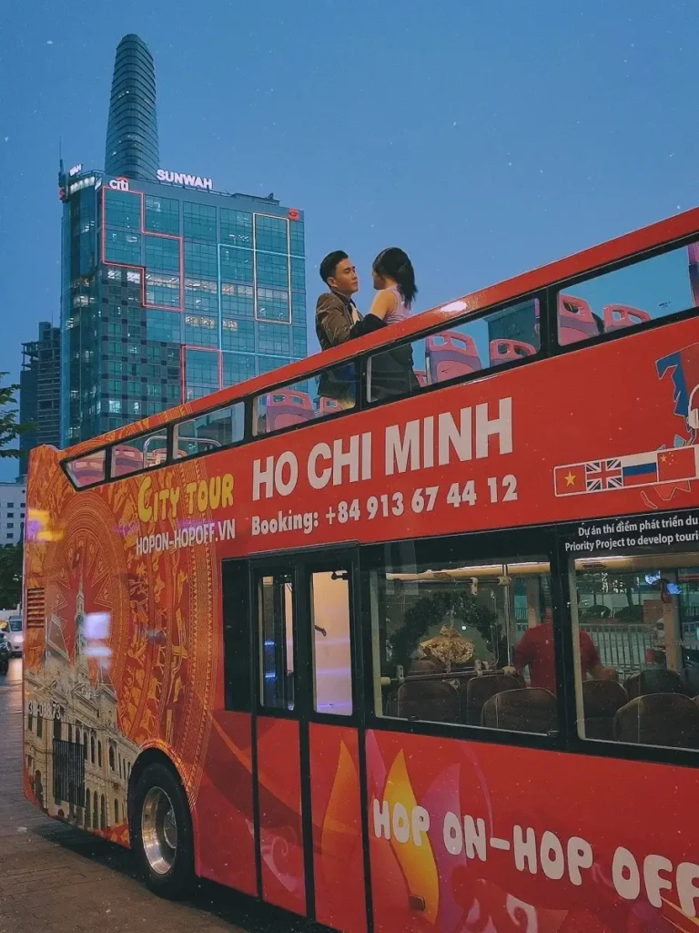 Du khách tham gia tour xe buýt tham quan Sài Gòn