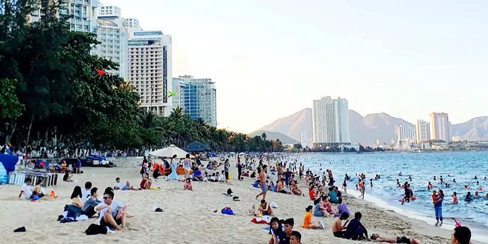 vé máy bay đi Nha Trang - bãi biển nha trang 02