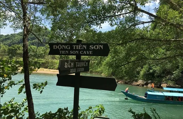 Hành trình khám phá hang động Tiên Sơn của bạn sẽ bắt đầu từ việc đi thuyền