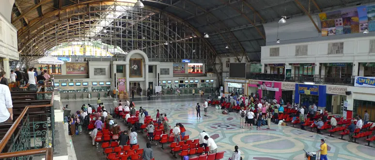 The concourse at Bangkok Hualamphong Station. Note the King's picture above the entrance to the platforms.