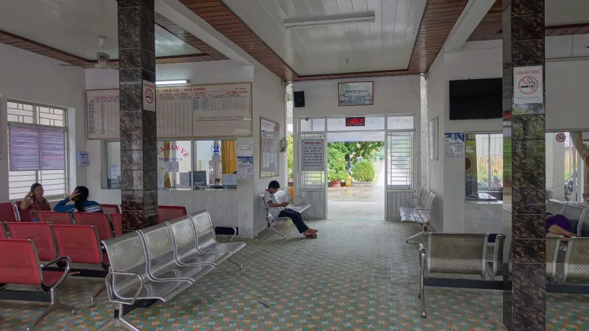 Khu vực bán vé tàu tại ga tàu hỏa Quy Nhơn